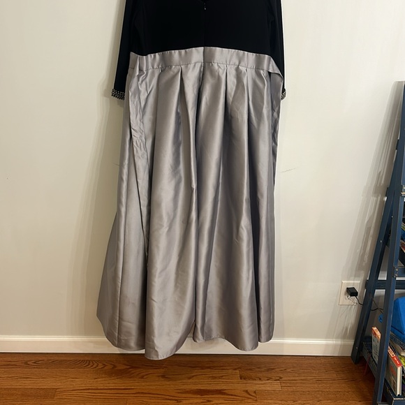 NWT Women’s Evening Gown - Picture 7 of 8